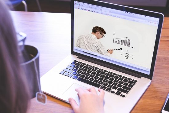 découvrez les meilleures pratiques pour organiser un webinar réussi. apprenez comment captiver votre audience, optimiser la technologie, et maximiser l'engagement lors de vos sessions en ligne.
