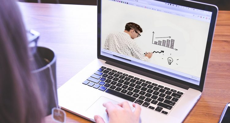 découvrez les meilleures pratiques pour organiser un webinar réussi. apprenez comment captiver votre audience, optimiser la technologie, et maximiser l'engagement lors de vos sessions en ligne.