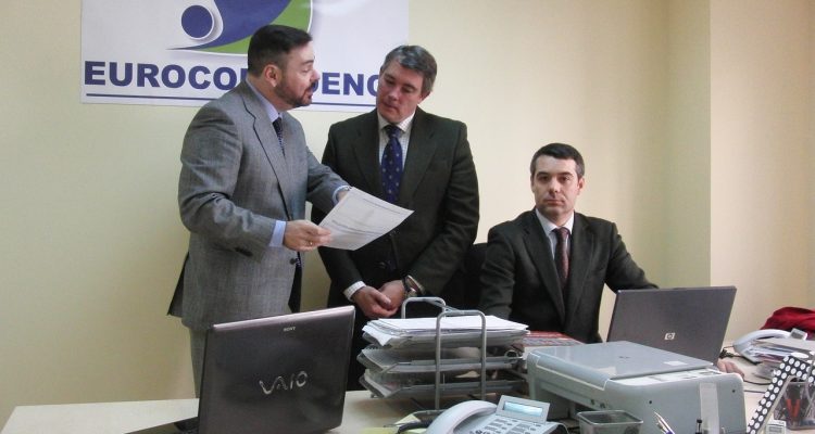 découvrez des astuces incontournables pour optimiser l'organisation de votre espace de travail. transformez votre chez-vous ou votre bureau en un lieu productif et inspirant grâce à des conseils pratiques et des solutions d'aménagement efficaces.