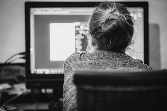 découvrez l'univers du graphic design, où la créativité rencontre la technologie. explorez des projets inspirants, des tendances modernes et des conseils pratiques pour booster vos compétences en design graphique.