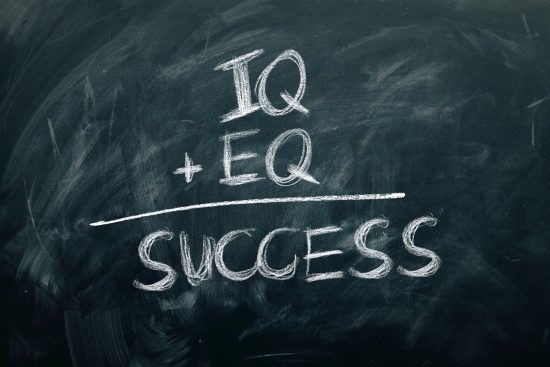 découvrez comment l'intelligence émotionnelle peut transformer vos relations personnelles et professionnelles. apprenez à reconnaître, comprendre et gérer vos émotions ainsi que celles des autres pour améliorer votre communication et votre bien-être.