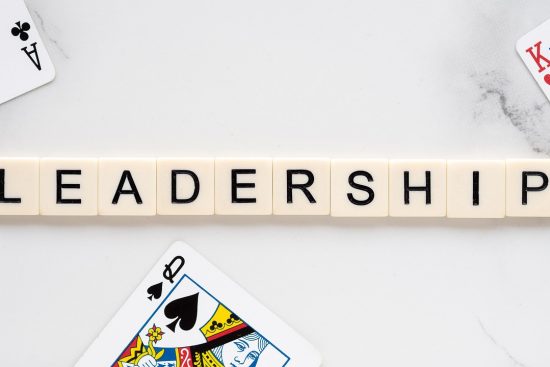 découvrez l'importance du leadership éthique, une approche qui allie responsabilité et intégrité. apprenez comment des leaders éthiques inspirent la confiance, favorisent un environnement inclusif et réalisent des décisions éclairées pour un impact durable au sein de leurs équipes et organisations.