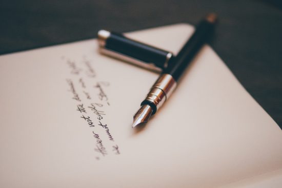 découvrez l'importance de la communication écrite dans le monde professionnel. apprenez des techniques pour améliorer vos compétences en rédaction, transmettre vos idées avec clarté, et établir une communication efficace à travers divers supports écrits.