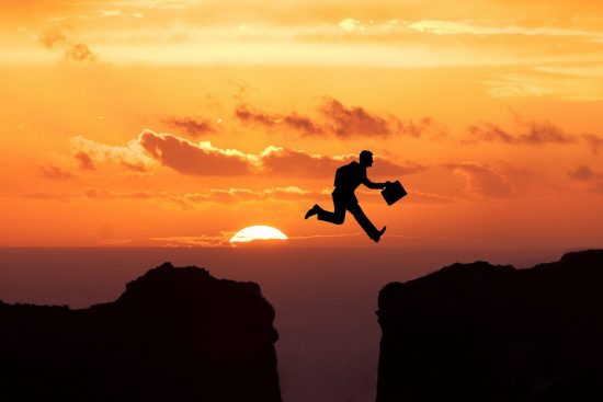 découvrez comment le leadership éthique transforme les organisations en favorisant la responsabilité, l'intégrité et la transparence. apprenez les principes clés d'un leadership qui inspire confiance et favorise un environnement de travail collaboratif.