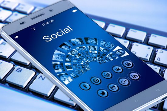 découvrez les dernières tendances des médias sociaux qui façonnent l'interaction en ligne et impactent les stratégies de communication. restez à jour sur les évolutions des plateformes, les nouvelles pratiques et les comportements des utilisateurs.