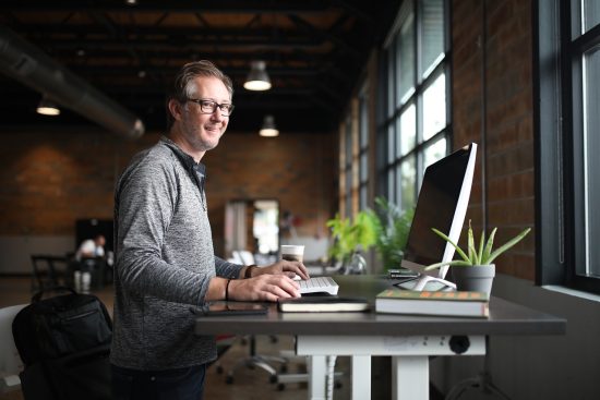 découvrez l'importance des éthiques en milieu de travail, incluant des principes fondamentaux qui favorisent un environnement professionnel respectueux, équitable et productif. explorez comment instaurer des standards éthiques au sein de votre équipe.