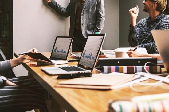 découvrez comment le management de projet collaboratif transforme la manière dont les équipes travaillent ensemble. optimisez la communication, améliorez la productivité et atteignez vos objectifs communs grâce à des outils et des techniques adaptés.